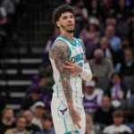 O armador do Charlotte Hornets, LaMelo Ball (1), reage após uma cesta de três pontos durante o segundo tempo de um jogo de basquete da NBA contra o Sacramento Kings, quarta-feira, 11 de março de 2026, em Sacramento, Califórnia.