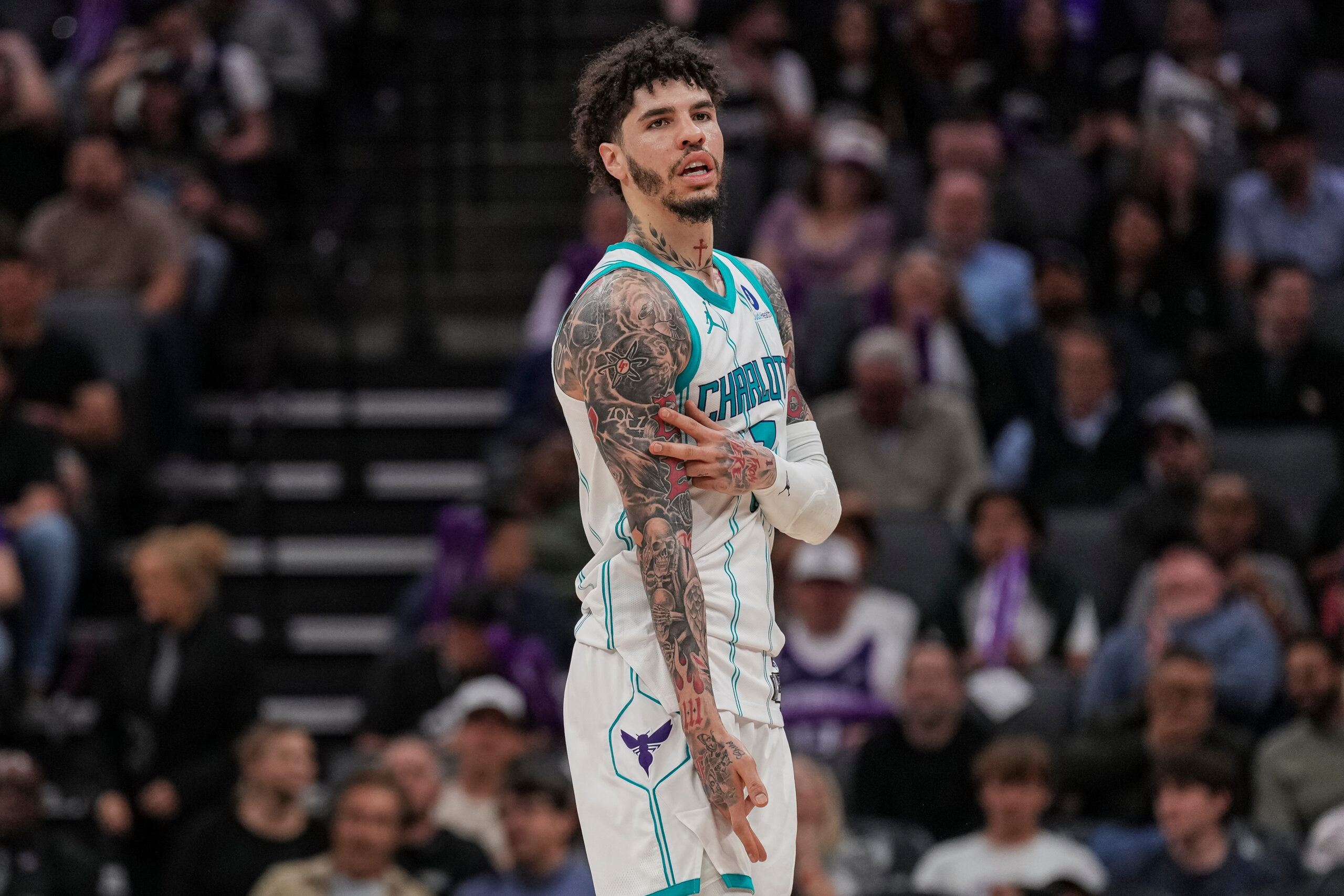 O armador do Charlotte Hornets, LaMelo Ball (1), reage após uma cesta de três pontos durante o segundo tempo de um jogo de basquete da NBA contra o Sacramento Kings, quarta-feira, 11 de março de 2026, em Sacramento, Califórnia.