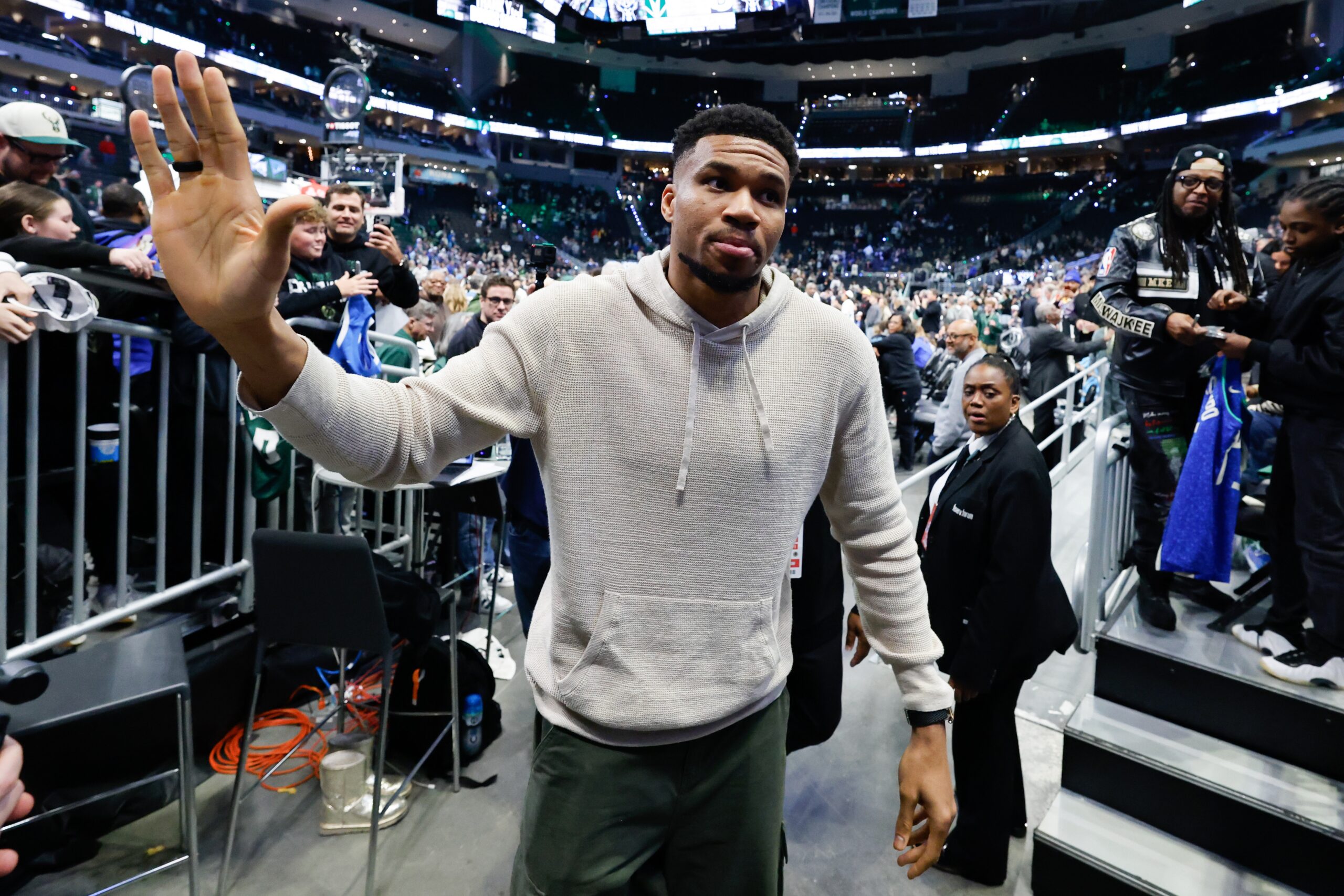 NBA: – Giannis Antetokounmpo planeja dizer olá ao Miami Heat em alguns dias. Primeiro, ele teve que se despedir do Milwaukee Bucks.