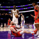 adicionou o atacante Sandro Mamukelashvili e os guardas Quentin Grimes e Collin Sexton na agência gratuita da NBA