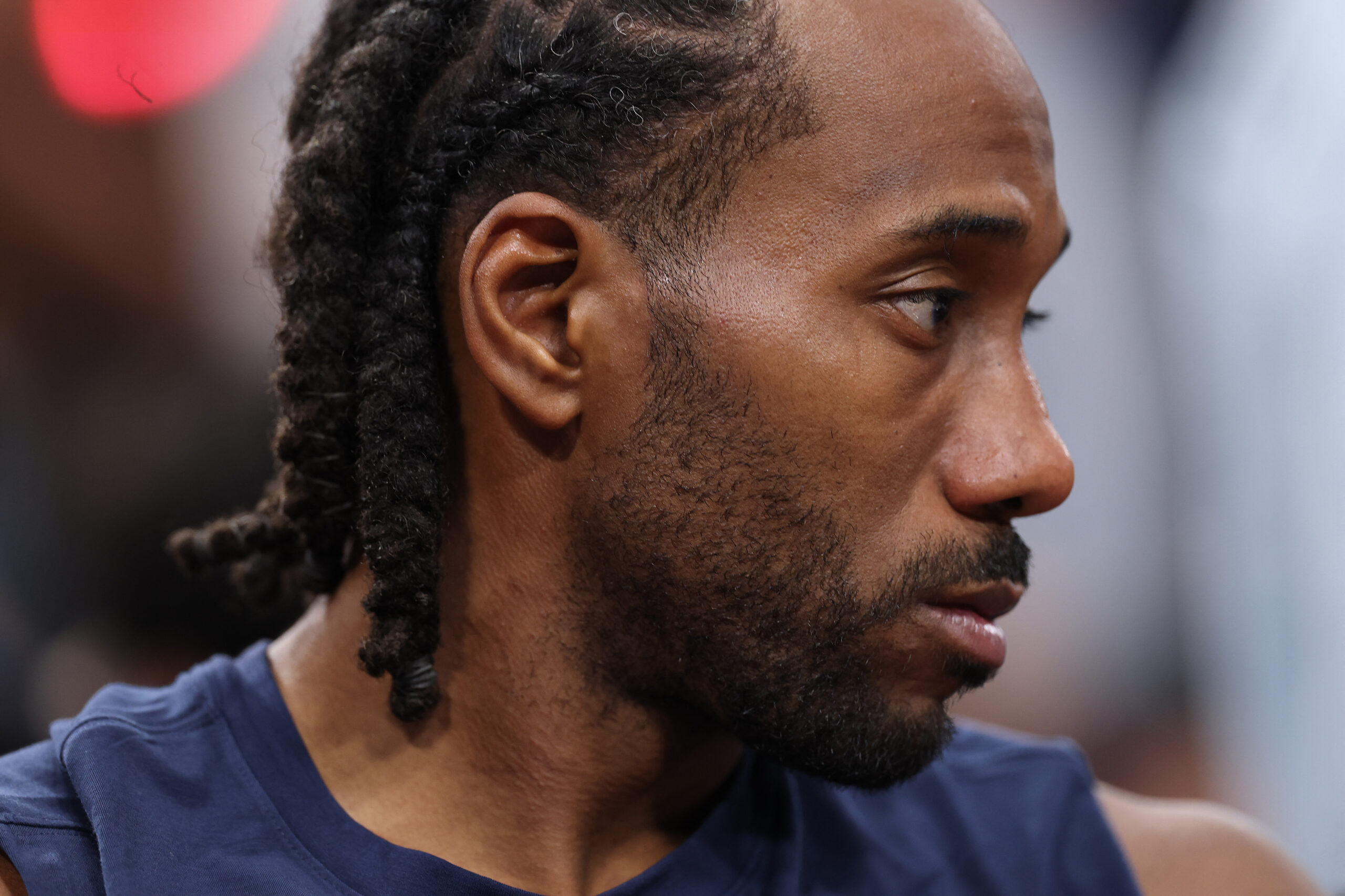 –O retorno de Kawhi Leonard a Toronto está suspenso enquanto se aguarda a conclusão da investigação da NBA sobre se o LA Clippers contornou as regras do teto salarial pagando-lhe por meio de um acordo de patrocínio falso.