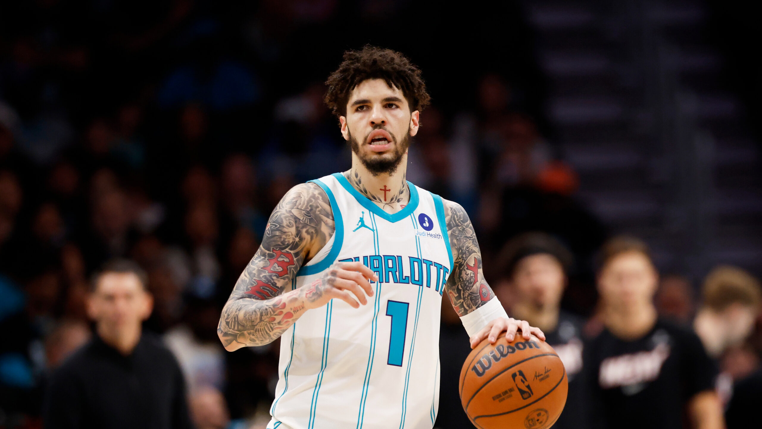Com LeBron James ainda buscando opções para uma nova casa na NBA, o Minnesota Timberwolves ajustou sua escalação na sexta-feira, adicionando os armadores LaMelo Ball e Josh Green em uma troca de quatro times.