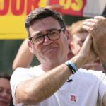 No espaço de apenas algumas semanas, Andy Burnham efetivamente abriu caminho para o número 10, sem que ninguém tentasse bloquear seu caminho