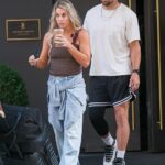 A ex-estrela do Philadelphia Eagles, Zach Ertz, e sua esposa, Julie, pareciam desgastados enquanto esta tomava um café gelado enquanto se dirigia para seu veículo