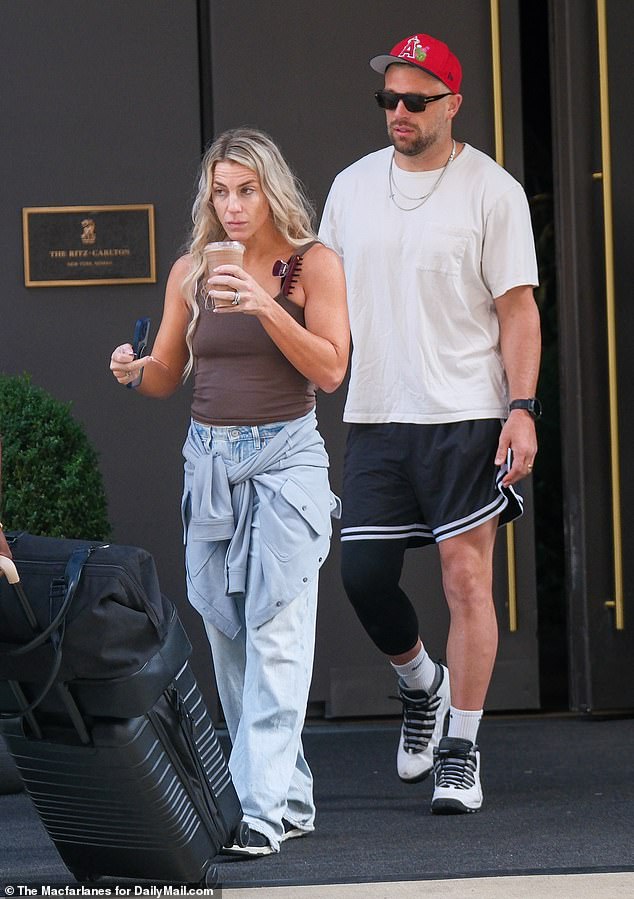 A ex-estrela do Philadelphia Eagles, Zach Ertz, e sua esposa, Julie, pareciam desgastados enquanto esta tomava um café gelado enquanto se dirigia para seu veículo