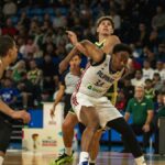 AJ Edu (nº 34) teve todos os tipos de problemas ao lidar com os grandes homens da Austrália. —FIBA.COM