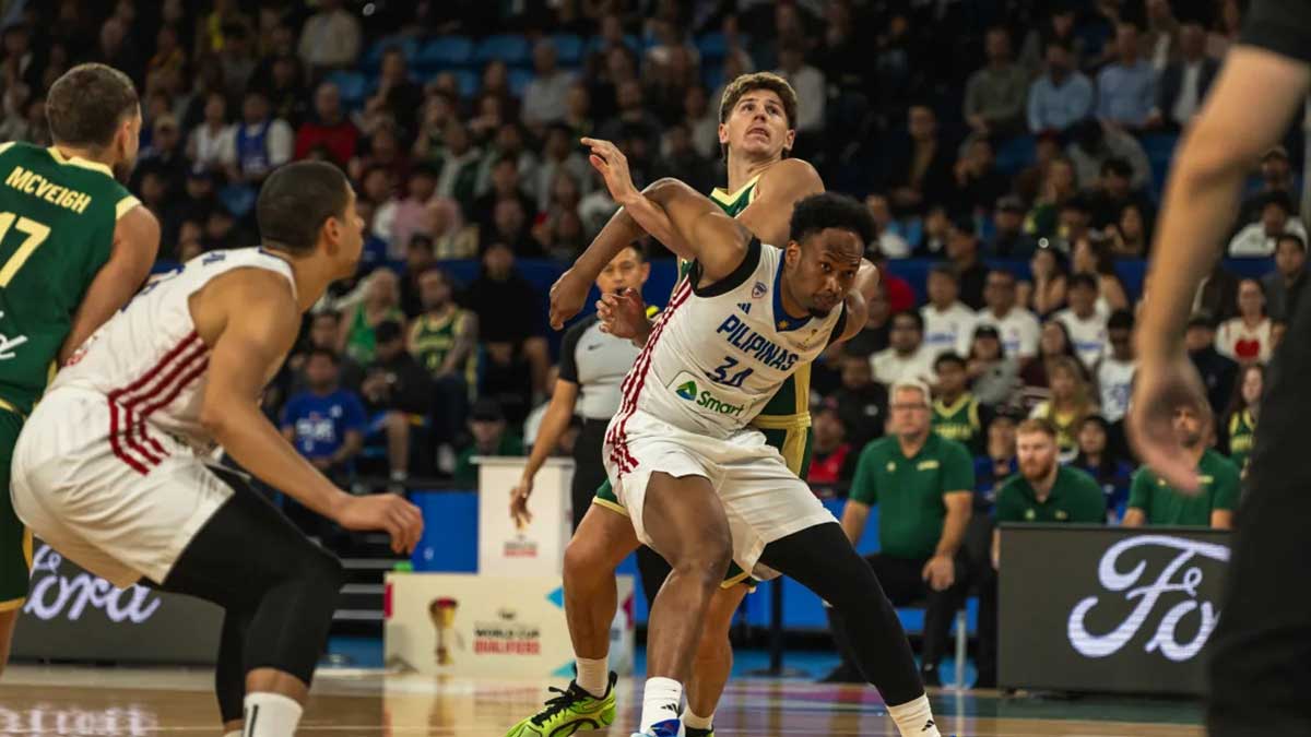 AJ Edu (nº 34) teve todos os tipos de problemas ao lidar com os grandes homens da Austrália. —FIBA.COM