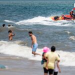 Nadador é mordido no pé em praia de Nova York em suposto ataque de tubarão