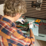 Não consegui encontrar emprego durante 9 meses, então decidi aprender novas habilidades. Agora estou montando eletrônicos sem nenhuma experiência.