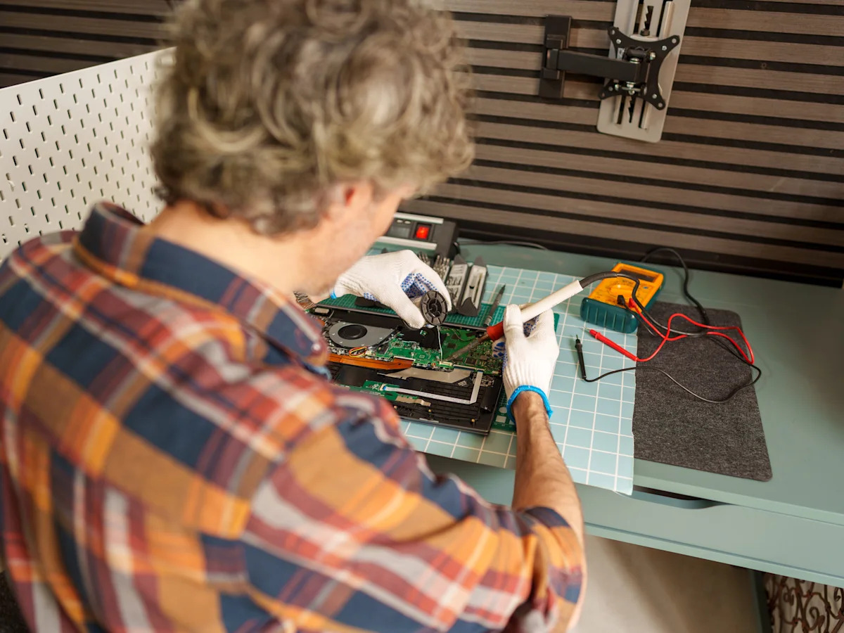 Não consegui encontrar emprego durante 9 meses, então decidi aprender novas habilidades. Agora estou montando eletrônicos sem nenhuma experiência.