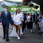 Naomi Osaka fez a longa caminhada até a quadra 2 com uma cauda de marfim presa a um grosso cinto obi