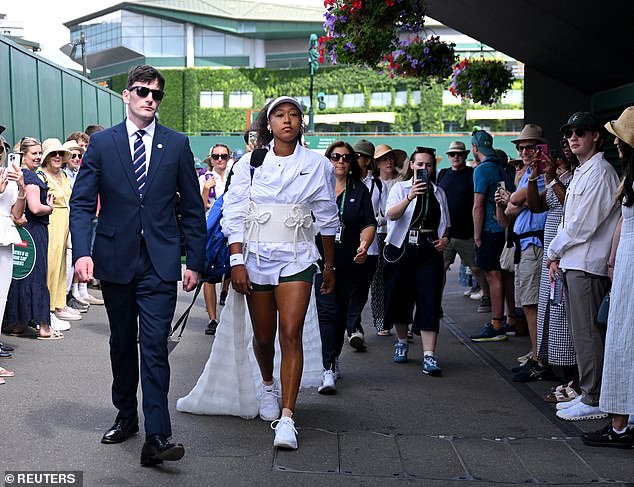 Naomi Osaka fez a longa caminhada até a quadra 2 com uma cauda de marfim presa a um grosso cinto obi