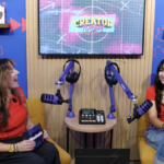 Duas mulheres conversando em microfones de podcast em um estúdio