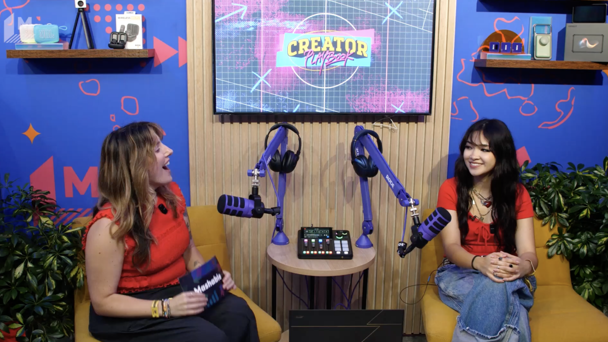 Duas mulheres conversando em microfones de podcast em um estúdio