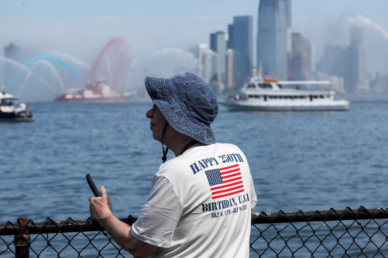 Navio forçado a sair do desfile de navios em Nova York por causa de faixas 'politicamente carregadas'