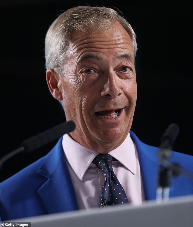 Nigel Farage nega ter violado regras após receber benefícios financeiros de condenação criminal