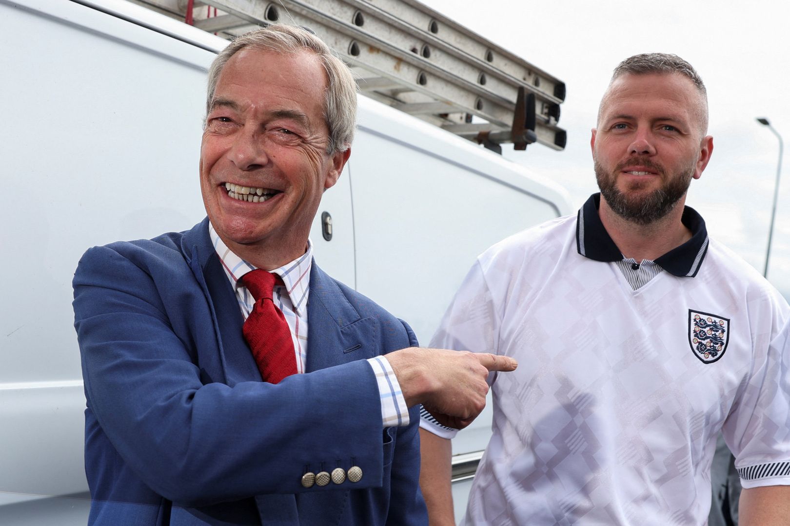 Nigel Farage renuncia ao cargo de deputado e concorrerá nas eleições suplementares do Reino Unido