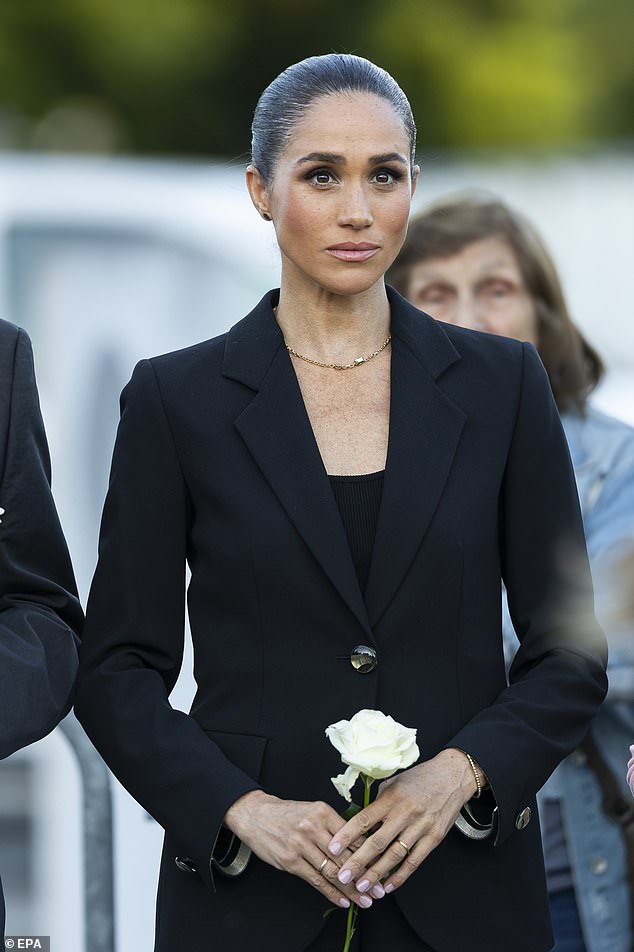 Abandonados agora estão os olhos com contorno de kohl, olhando desamparados para Oprah Winfrey enquanto Meghan faz acusações sobre raça e afirma que lhe foi negada ajuda para sua saúde mental