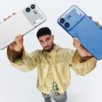Uma pessoa segurando o Google Pixel 10a (esquerda) e o Nothing Phone 4a Pro