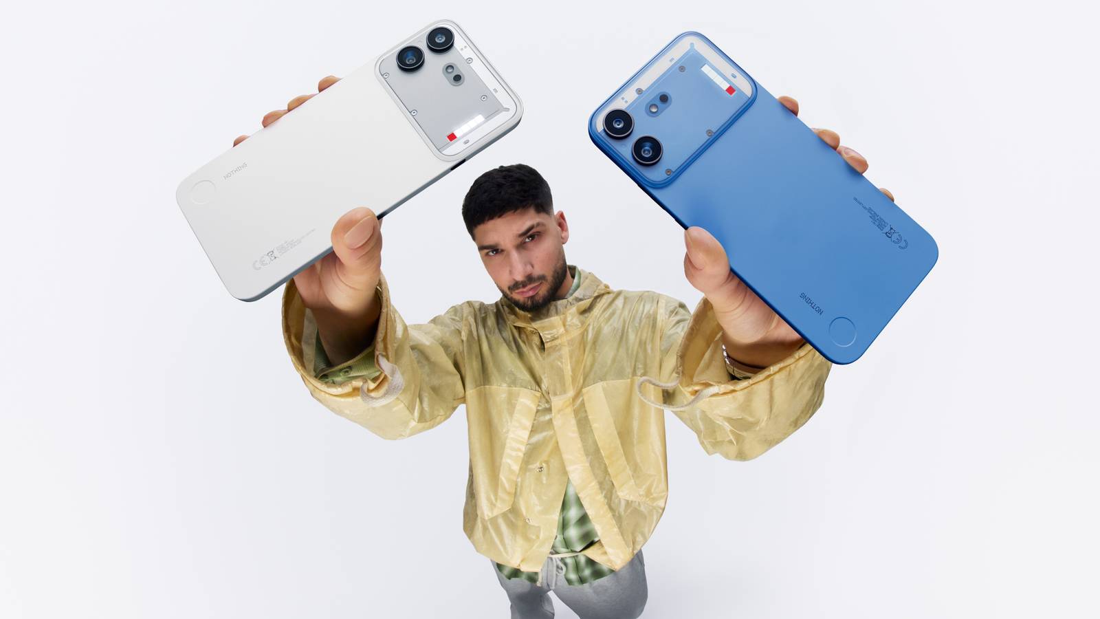 Uma pessoa segurando o Google Pixel 10a (esquerda) e o Nothing Phone 4a Pro