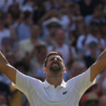 Novak Djokovic, da Sérvia, comemora sua vitória contra Arthur Rinderknech, da França, na partida individual masculina da terceira rodada do Campeonato de Tênis de Wimbledon, em Londres, sexta-feira, 3 de julho de 2026.
