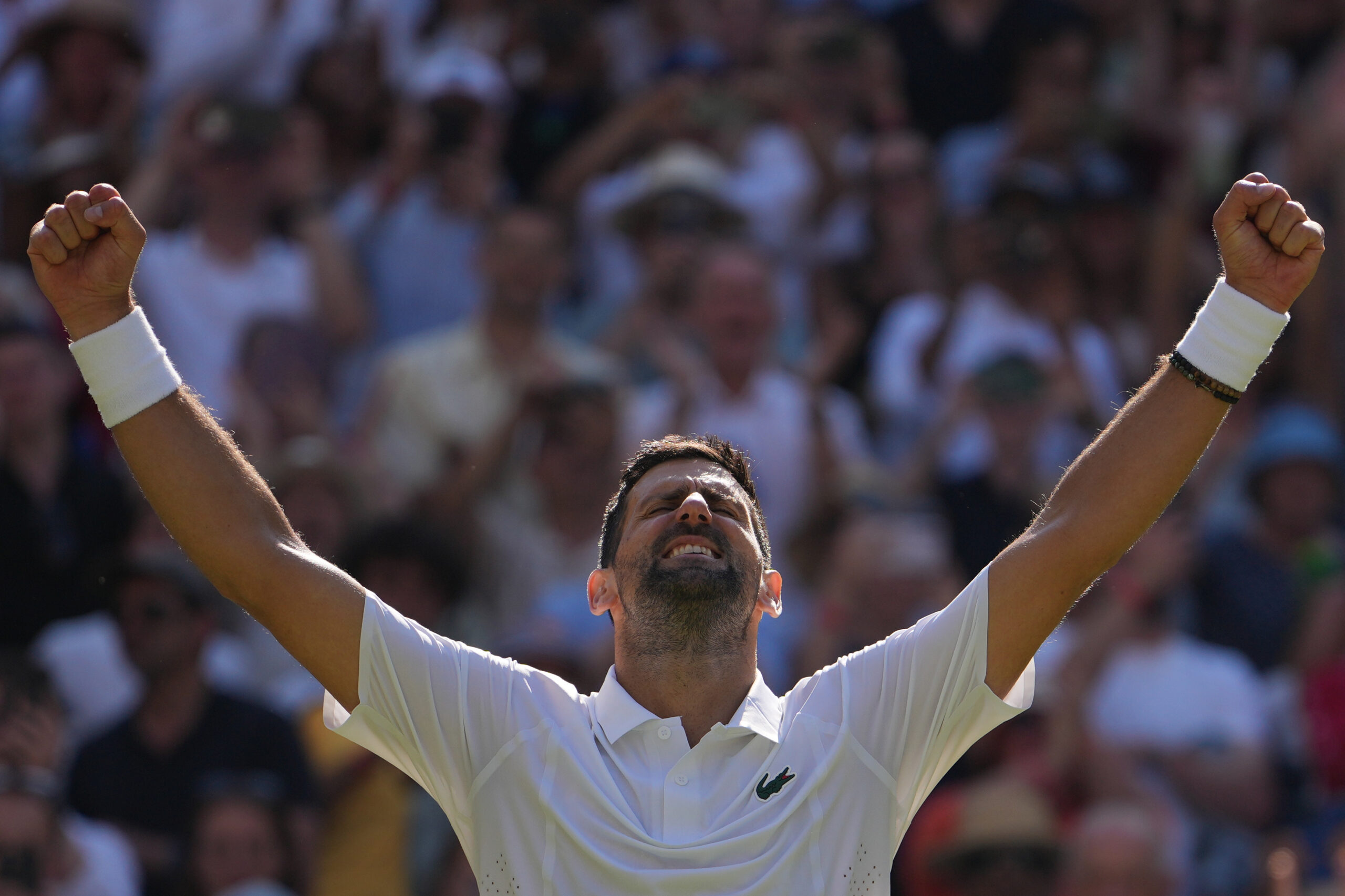 Novak Djokovic, da Sérvia, comemora sua vitória contra Arthur Rinderknech, da França, na partida individual masculina da terceira rodada do Campeonato de Tênis de Wimbledon, em Londres, sexta-feira, 3 de julho de 2026.