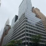 O prédio de escritórios de Manhattan, que já abrigou a gigante farmacêutica Pfizer, foi evacuado na manhã de terça-feira depois que trabalhadores da construção civil notaram rachaduras e colunas empenadas.