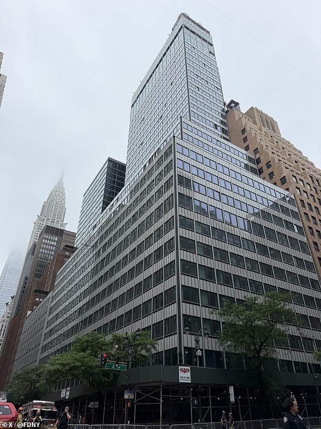 O prédio de escritórios de Manhattan, que já abrigou a gigante farmacêutica Pfizer, foi evacuado na manhã de terça-feira depois que trabalhadores da construção civil notaram rachaduras e colunas empenadas.