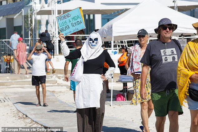 Os moradores locais têm protestado contra o excesso de turismo no popular ponto turístico de Maiorca