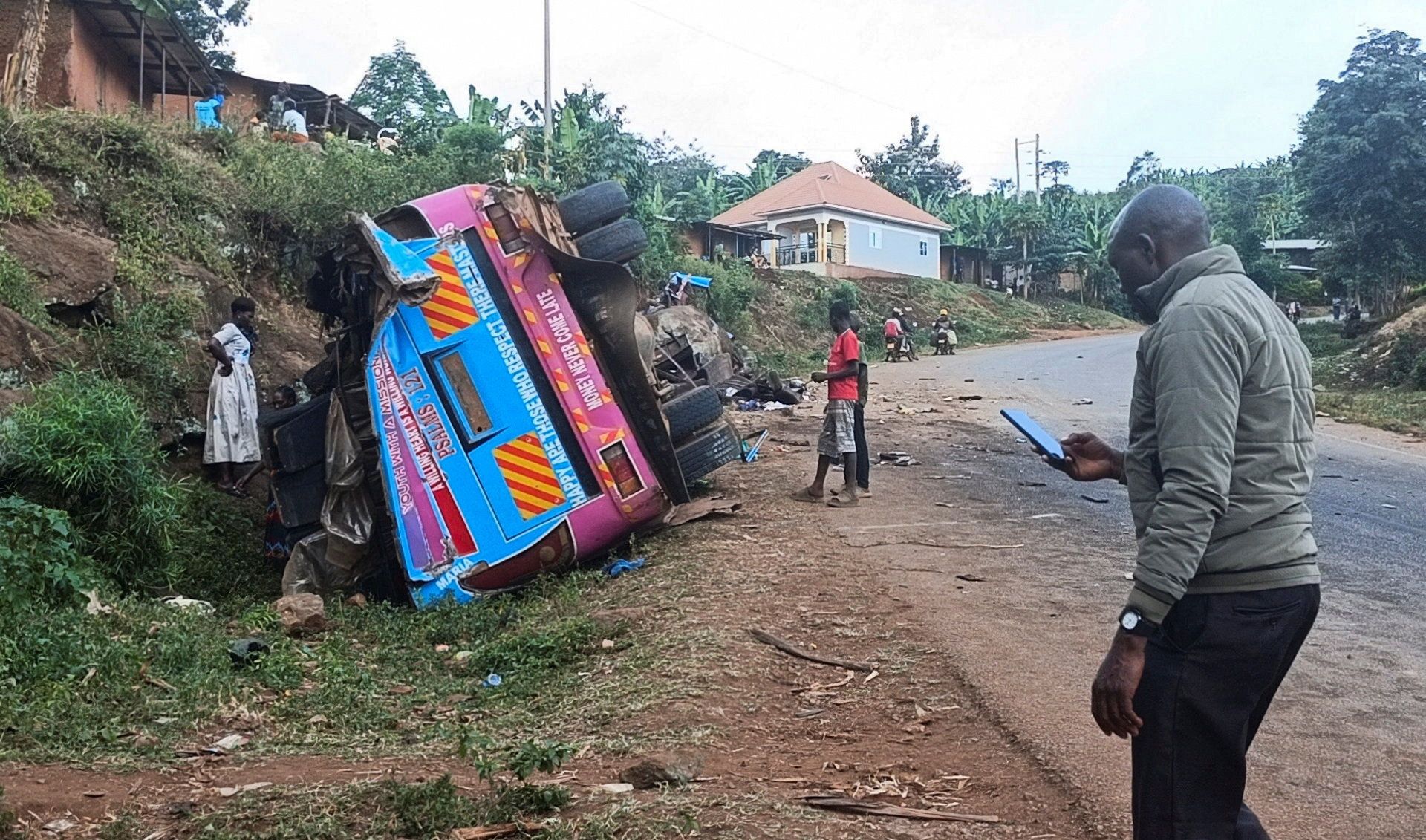 Número de mortos em acidente com ônibus escolar em Uganda sobe para 24