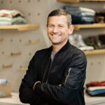 O CEO da Stitch Fix herdou uma queridinha da tecnologia quebrada. Ele está consertando isso como um executivo de varejo tradicional