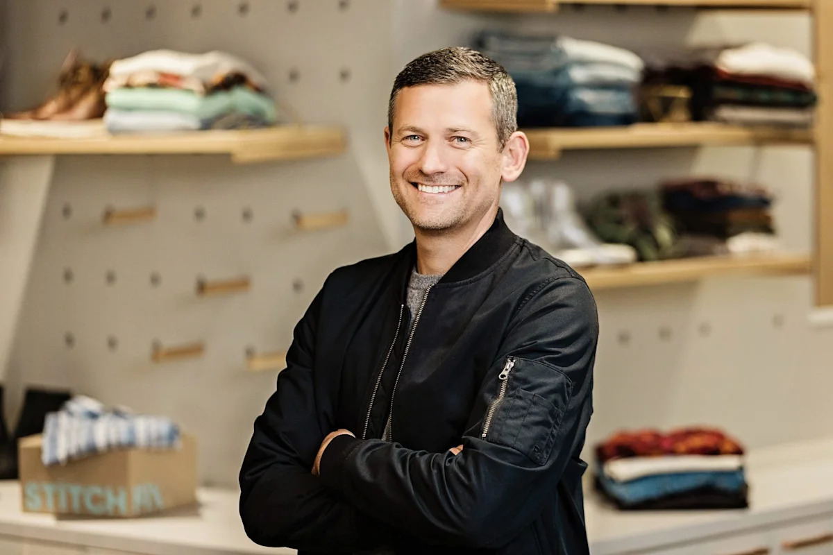 O CEO da Stitch Fix herdou uma queridinha da tecnologia quebrada. Ele está consertando isso como um executivo de varejo tradicional