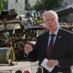 A senadora dos EUA Lindsey Graham responde a perguntas da mídia perto de uma exposição de veículos russos danificados no centro de Kiev, em 10 de julho de 2026