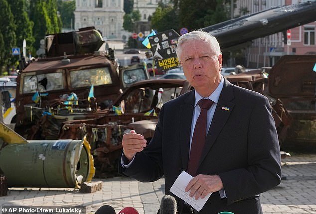 A senadora dos EUA Lindsey Graham responde a perguntas da mídia perto de uma exposição de veículos russos danificados no centro de Kiev, em 10 de julho de 2026