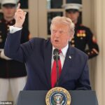 Os EUA anunciaram uma nova ronda de ataques ao Irão na segunda-feira, horas depois de o presidente Donald Trump ter dito que os Estados Unidos estão a ‘restabelecer’ um bloqueio ao Irão no Estreito de Ormuz.