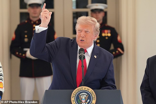 Os EUA anunciaram uma nova ronda de ataques ao Irão na segunda-feira, horas depois de o presidente Donald Trump ter dito que os Estados Unidos estão a ‘restabelecer’ um bloqueio ao Irão no Estreito de Ormuz.