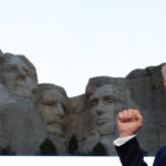 O presidente Donald Trump participa das celebrações dos fogos de artifício do Dia da Independência de Dakota do Sul no Monte Rushmore no Monte. Rushmore em Keystone, Dakota do Sul, em 3 de julho de 2020.