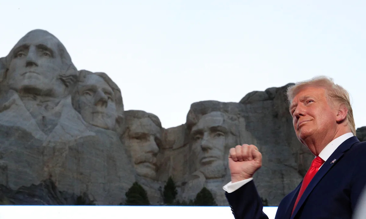 O presidente Donald Trump participa das celebrações dos fogos de artifício do Dia da Independência de Dakota do Sul no Monte Rushmore no Monte. Rushmore em Keystone, Dakota do Sul, em 3 de julho de 2020.