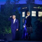 O Rei Charles e a Rainha Camilla chegaram aos Jogos da Commonwealth em uma TARDIS