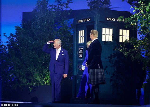 O Rei Charles e a Rainha Camilla chegaram aos Jogos da Commonwealth em uma TARDIS