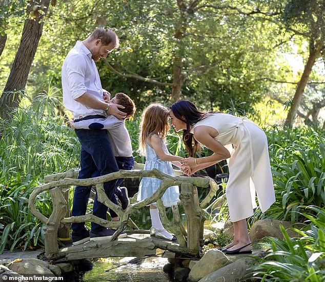 O duque e a duquesa de Sussex, o príncipe Archie e a princesa Lilibet, em uma foto postada por Meghan em sua página do Instagram em dezembro de 2025