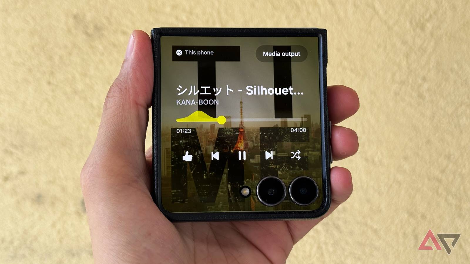 Captura de tela da capa em tela cheia do YouTube Music