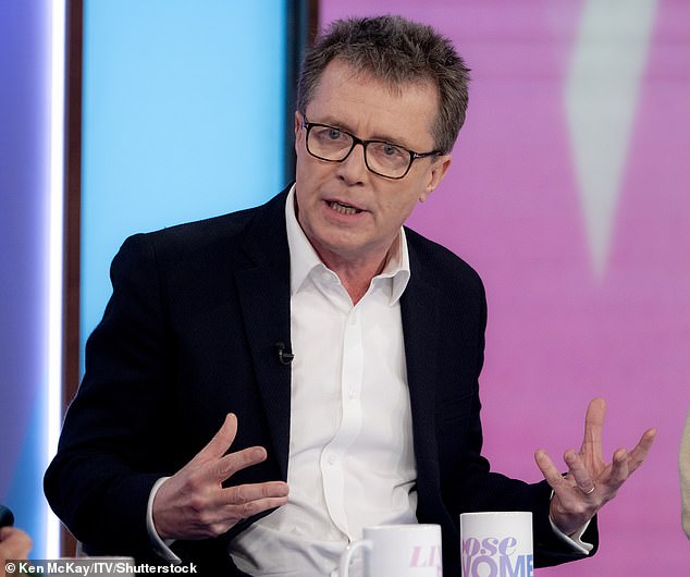 Nicky Campbell, que trabalha para a emissora há quase 40 anos, supostamente usou o insulto homofóbico desatualizado várias vezes durante uma reunião na semana passada com cerca de seis editores e produtores de seu programa. Na foto: Campbell aparecendo no programa de bate-papo da ITV Loose Women em 2024