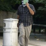 Moga Singh tentou cobrir o rosto dos fotógrafos ao chegar hoje ao Tribunal de Magistrados de Southampton