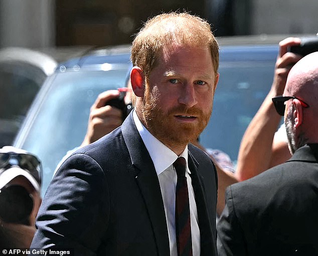 O caso de hackeamento telefônico de £ 50 milhões apresentado pelo Príncipe Harry, retratado hoje, Doreen Lawrence e uma série de outras celebridades contra os editores do Daily Mail foi rejeitado hoje na íntegra