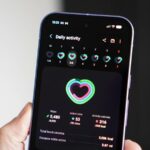 Um Samsung Galaxy S26 Ultra danificado com a página de atividades diárias exibida.