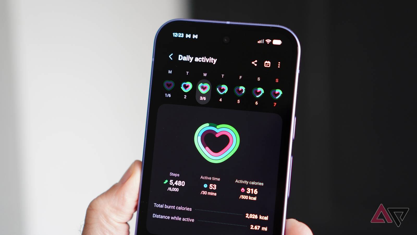 Um Samsung Galaxy S26 Ultra danificado com a página de atividades diárias exibida.