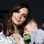 O ensaio viral de Emily Ratajkowski sobre a vida sexual como mãe solteira lhe rendeu um contrato de livro de sete dígitos