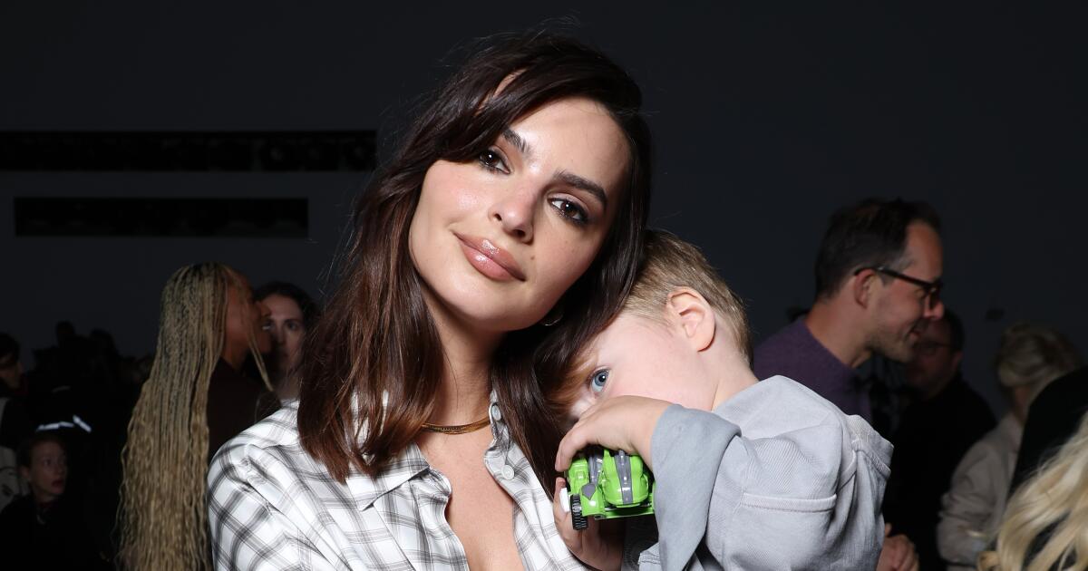 O ensaio viral de Emily Ratajkowski sobre a vida sexual como mãe solteira lhe rendeu um contrato de livro de sete dígitos