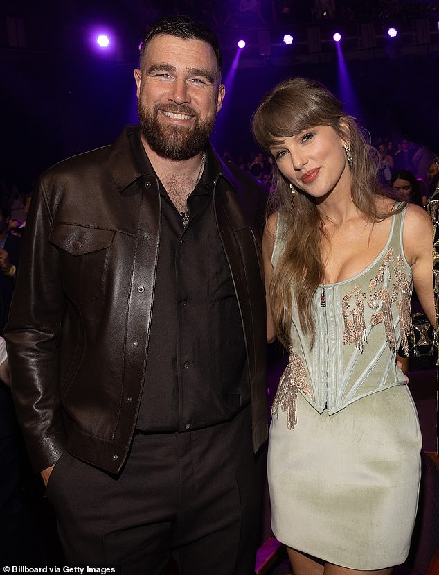 Uma festa que já foi apelidada de casamento real da América rapidamente se tornou a forma de ganhar dinheiro do século, enquanto Taylor Swift e Travis Kelce usam suas núpcias para lucrar